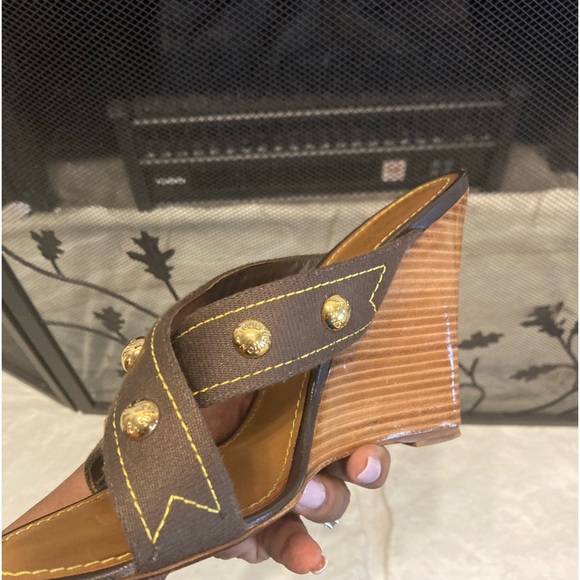 A favor pair of wedge heels - Picture 1 of 6